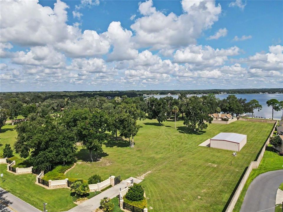 待售: $3,200,000 (11.22 acres)