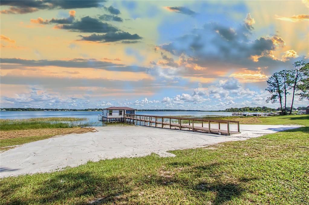 待售: $3,200,000 (11.22 acres)