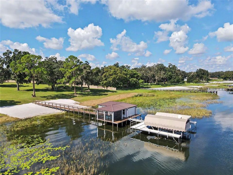 待售: $3,200,000 (11.22 acres)