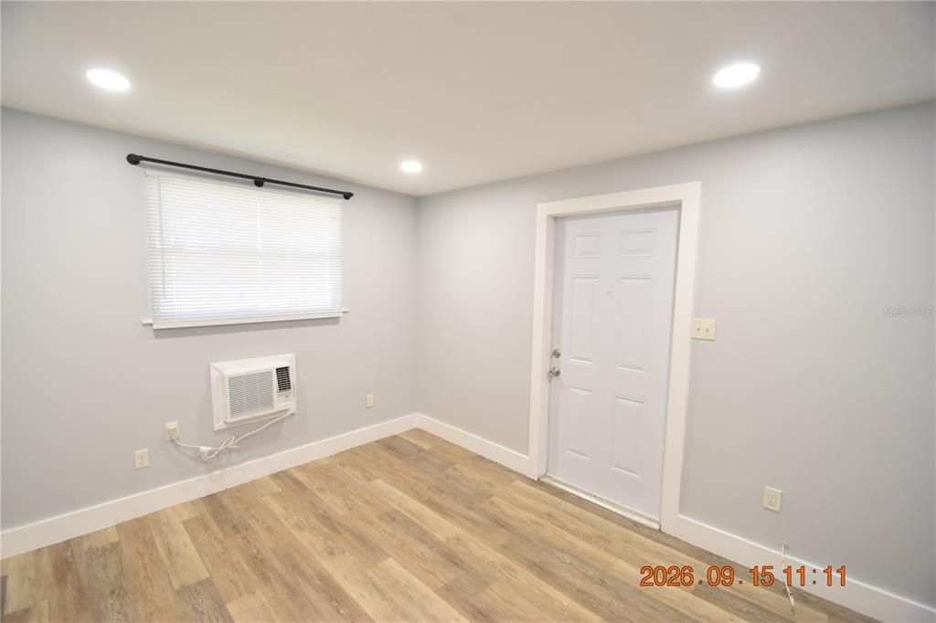 В аренду: $875 (0 спален, 1 ванн, 300 Квадратных фут)