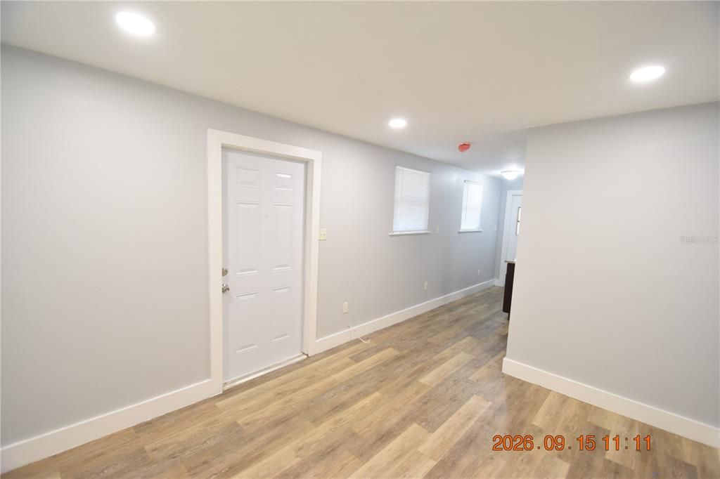 В аренду: $875 (0 спален, 1 ванн, 300 Квадратных фут)