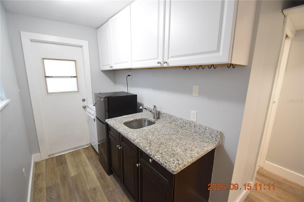 В аренду: $875 (0 спален, 1 ванн, 300 Квадратных фут)