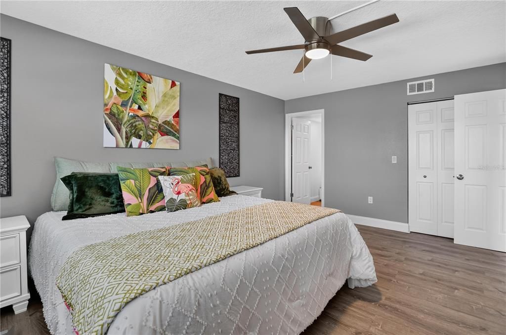 For Sale: $345,000 (2 beds, 2 baths, 1055 Square Feet)