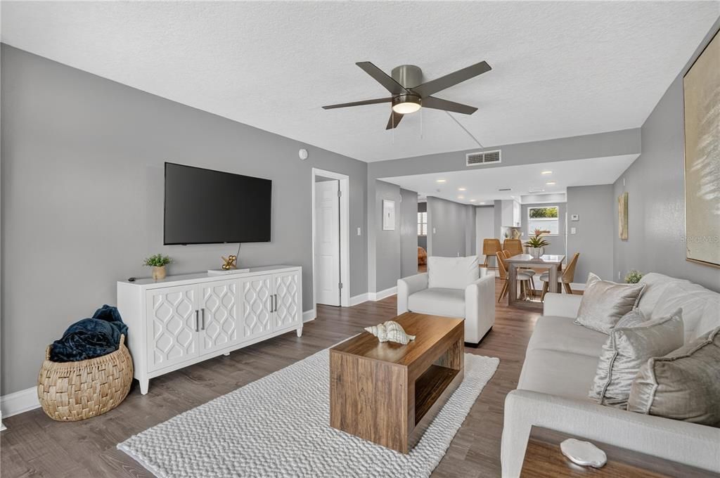For Sale: $345,000 (2 beds, 2 baths, 1055 Square Feet)