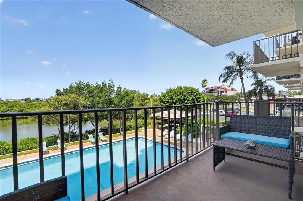 For Sale: $345,000 (2 beds, 2 baths, 1055 Square Feet)