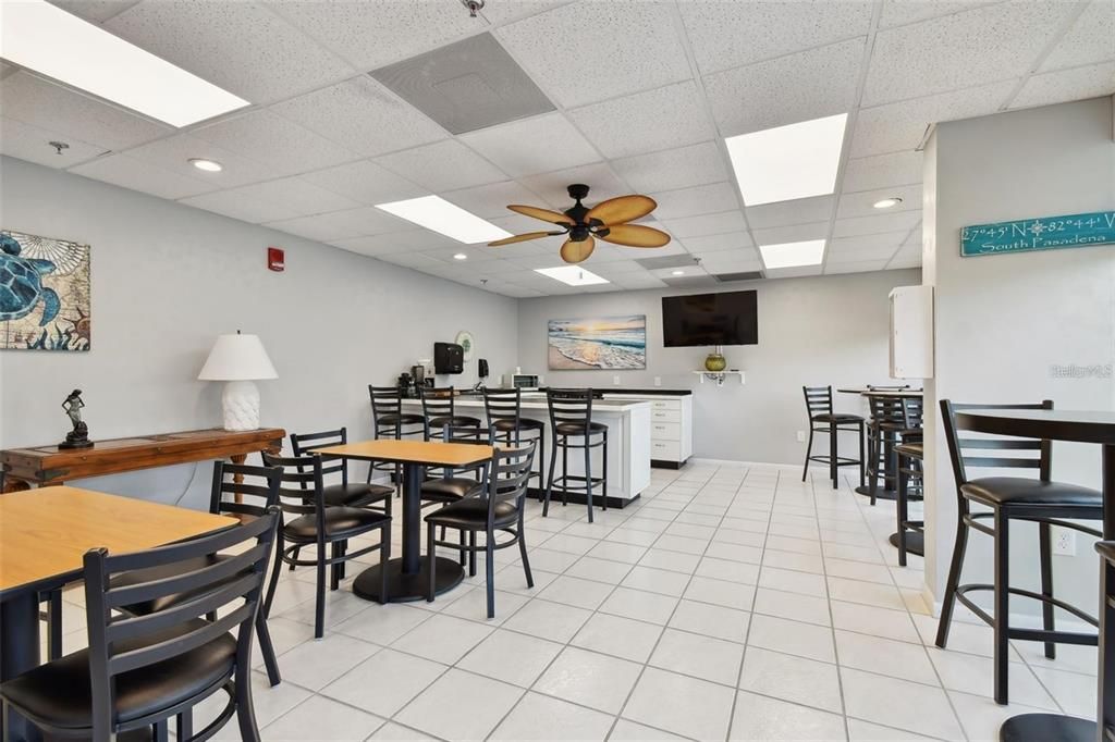 For Sale: $345,000 (2 beds, 2 baths, 1055 Square Feet)