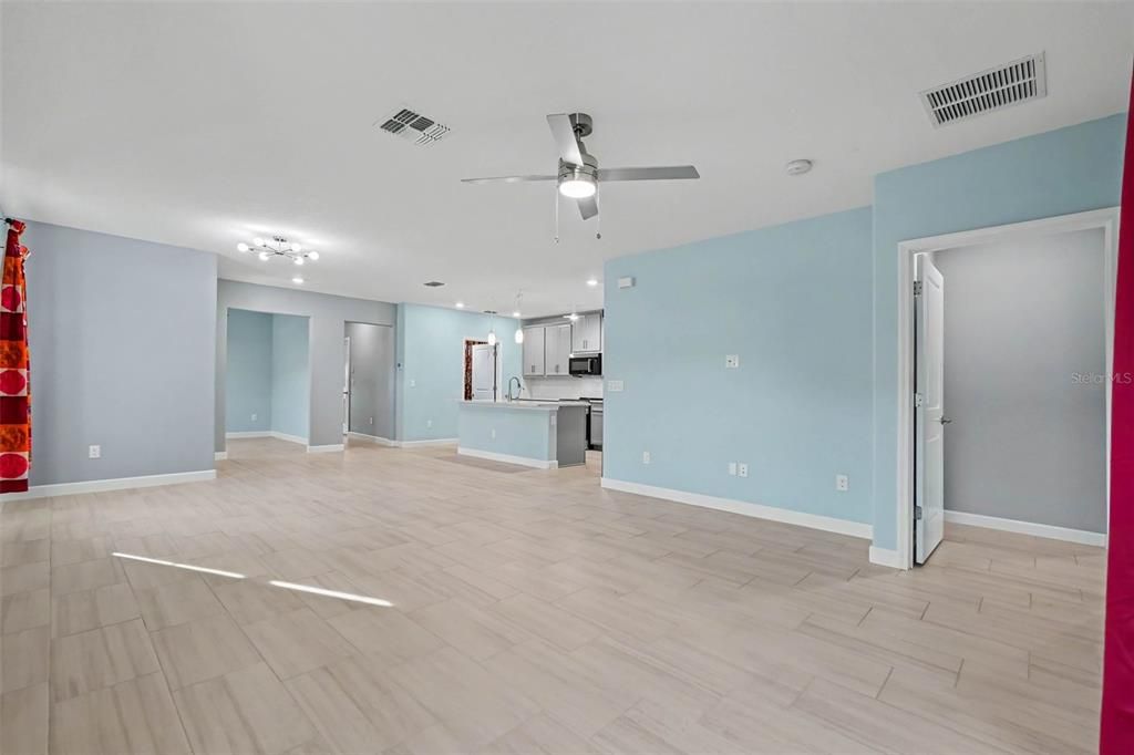 Active With Contract: $239,900 (2 beds, 2 baths, 1625 Square Feet)
