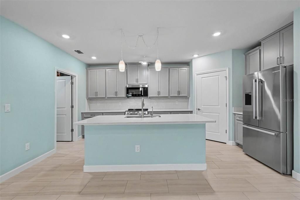 Active With Contract: $239,900 (2 beds, 2 baths, 1625 Square Feet)