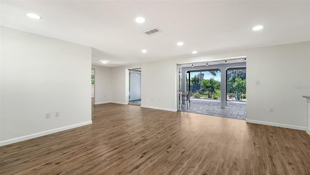 For Sale: $399,900 (2 beds, 2 baths, 1206 Square Feet)