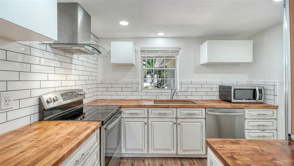 For Sale: $399,900 (2 beds, 2 baths, 1206 Square Feet)