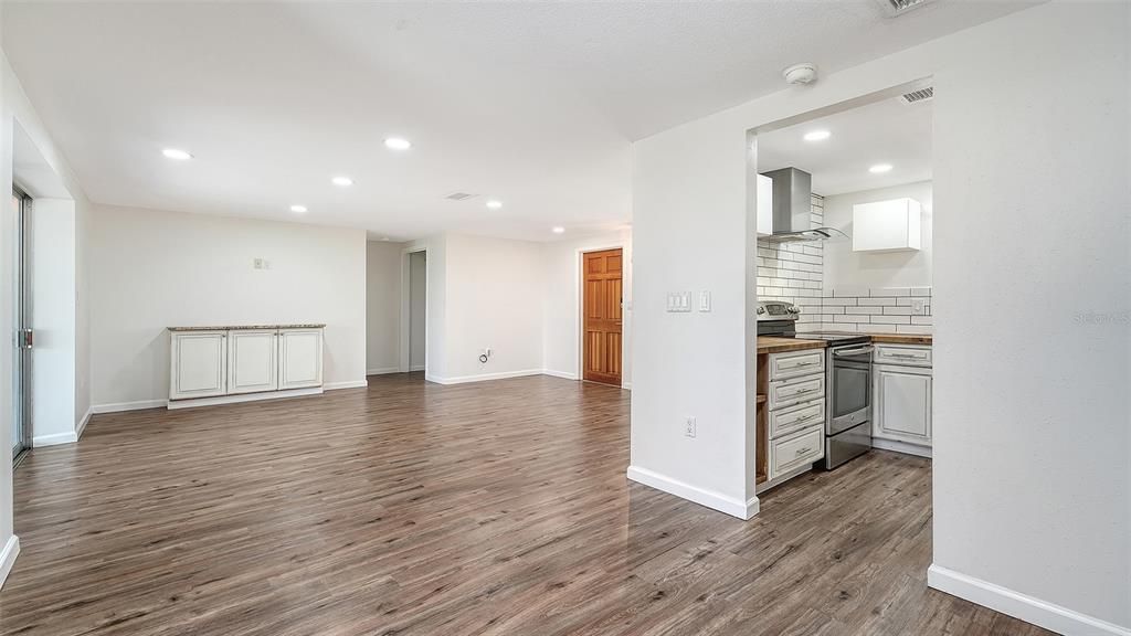 For Sale: $399,900 (2 beds, 2 baths, 1206 Square Feet)