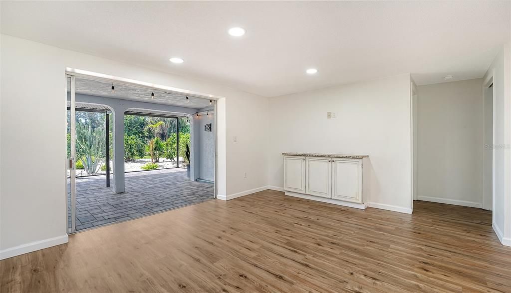 For Sale: $399,900 (2 beds, 2 baths, 1206 Square Feet)