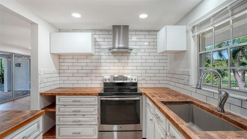 For Sale: $399,900 (2 beds, 2 baths, 1206 Square Feet)
