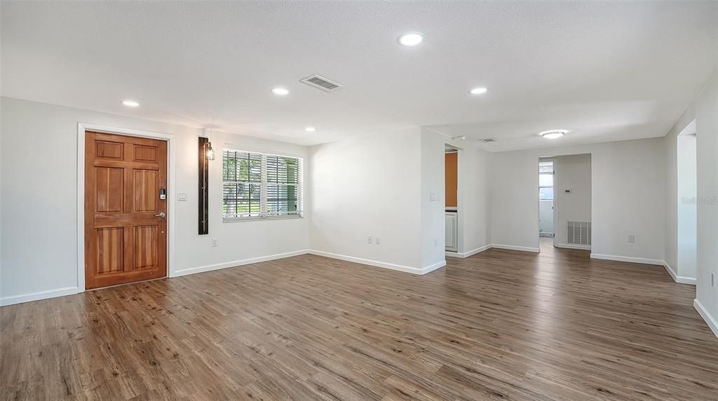 For Sale: $399,900 (2 beds, 2 baths, 1206 Square Feet)
