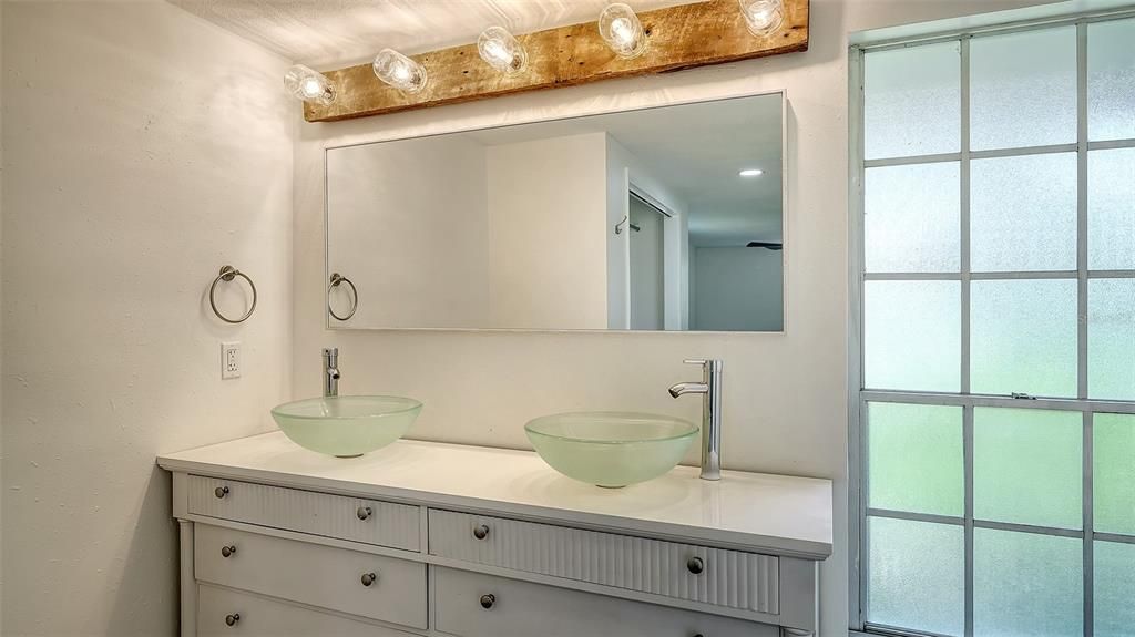 For Sale: $399,900 (2 beds, 2 baths, 1206 Square Feet)