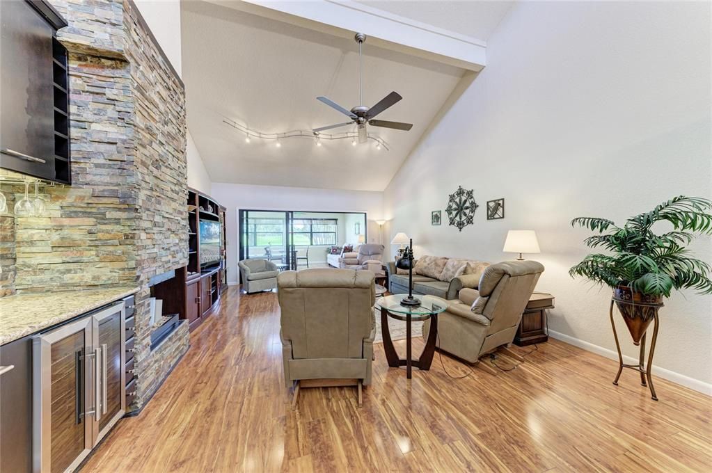 Activo con contrato: $399,000 (3 camas, 2 baños, 2243 Pies cuadrados)