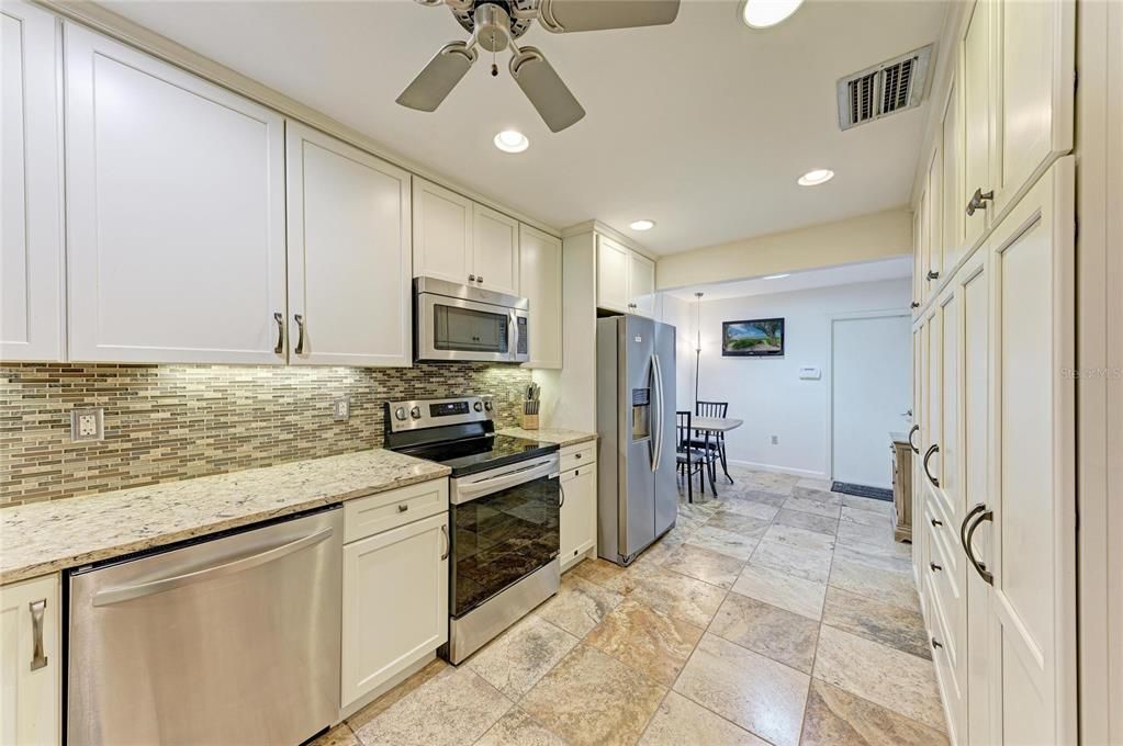 Activo con contrato: $399,000 (3 camas, 2 baños, 2243 Pies cuadrados)