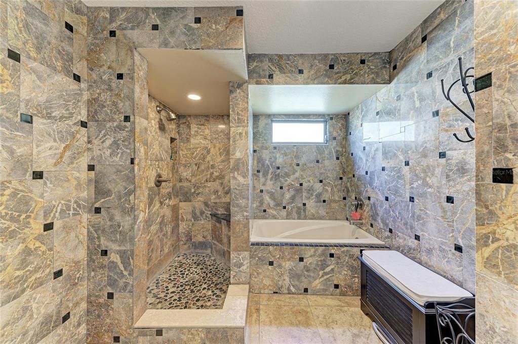 Activo con contrato: $399,000 (3 camas, 2 baños, 2243 Pies cuadrados)