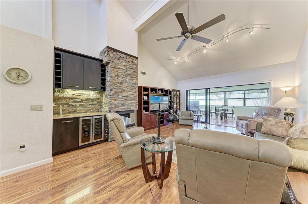 Activo con contrato: $399,000 (3 camas, 2 baños, 2243 Pies cuadrados)
