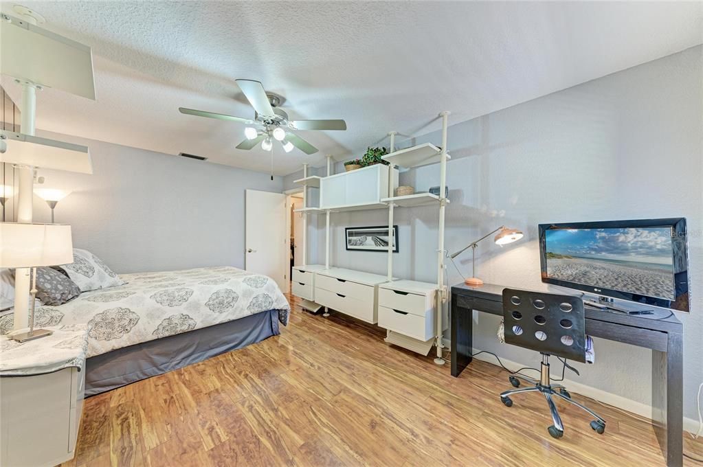Activo con contrato: $399,000 (3 camas, 2 baños, 2243 Pies cuadrados)
