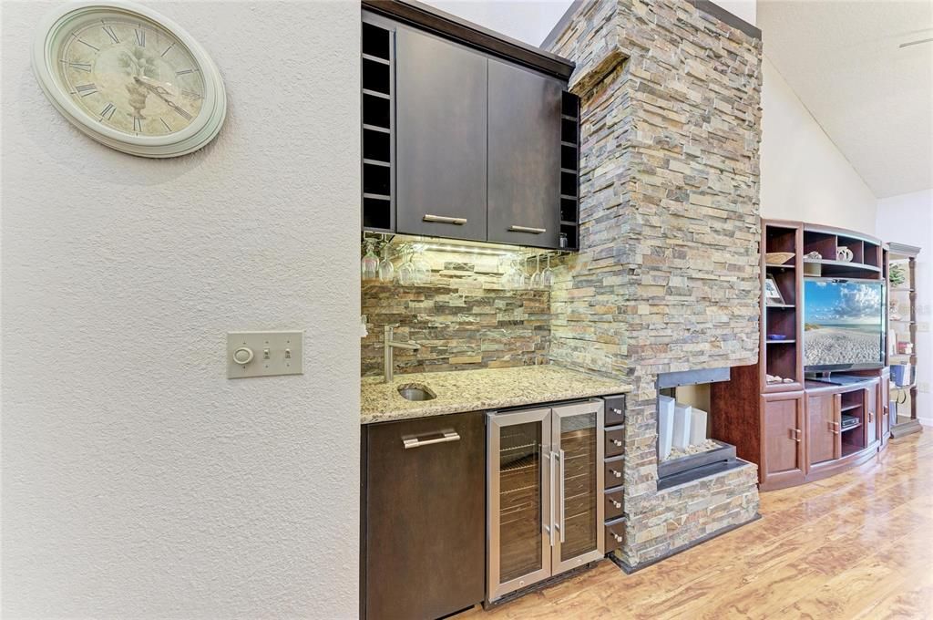 Activo con contrato: $399,000 (3 camas, 2 baños, 2243 Pies cuadrados)
