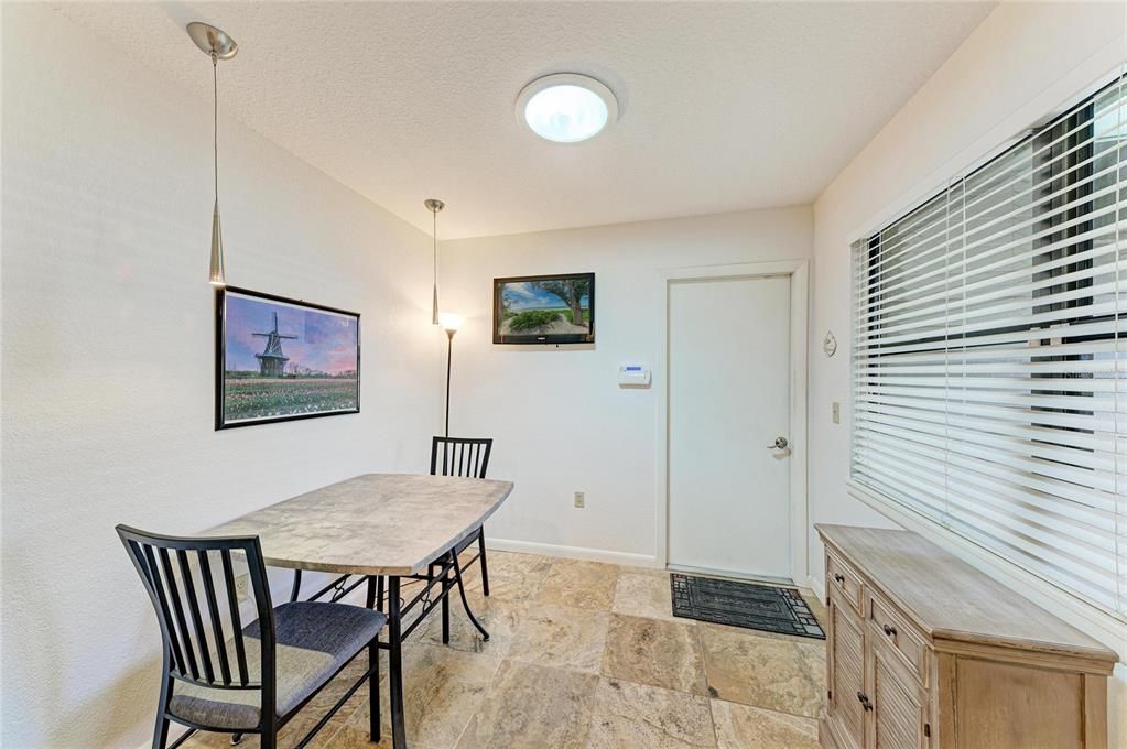 Activo con contrato: $399,000 (3 camas, 2 baños, 2243 Pies cuadrados)