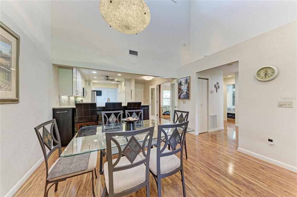 Activo con contrato: $399,000 (3 camas, 2 baños, 2243 Pies cuadrados)