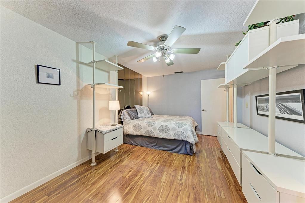 Activo con contrato: $399,000 (3 camas, 2 baños, 2243 Pies cuadrados)