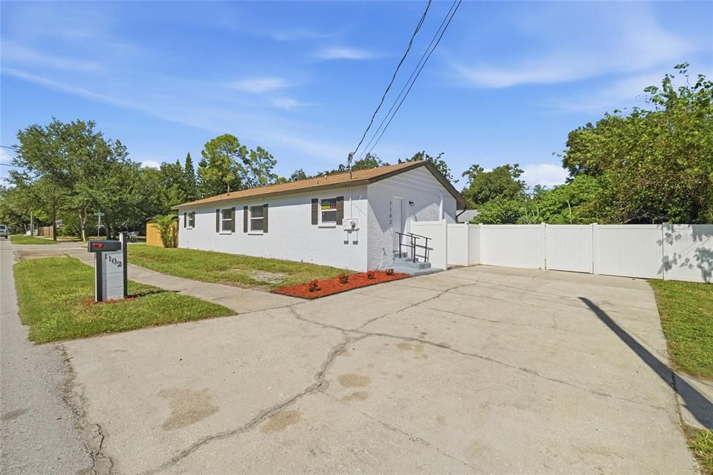 На продажу: $299,000 (4 спален, 2 ванн, 1320 Квадратных фут)