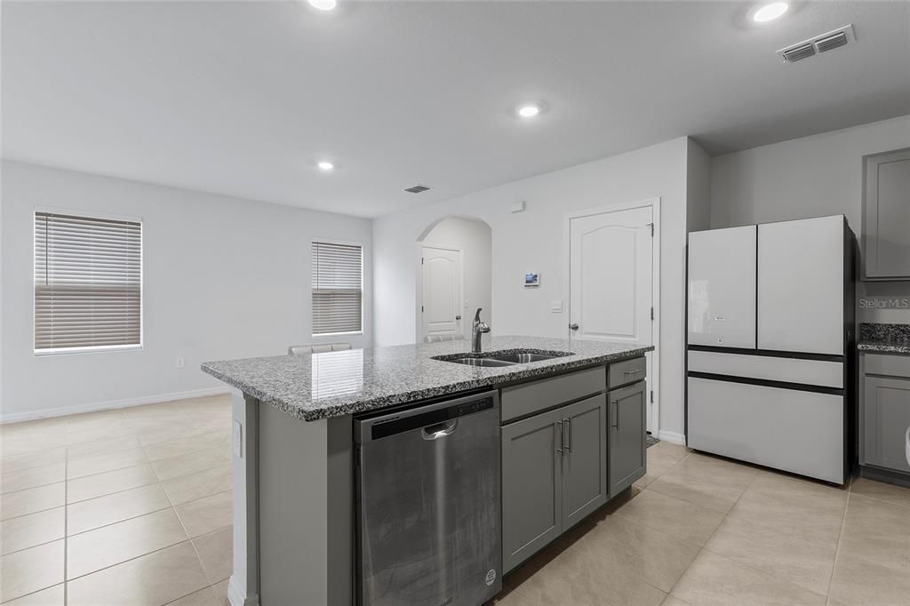 For Rent: $2,490 (5 beds, 3 baths, 2508 Square Feet)