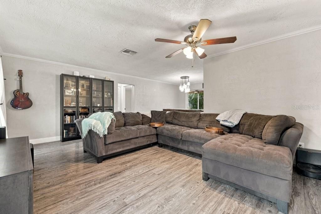 Activo con contrato: $599,000 (3 camas, 2 baños, 1825 Pies cuadrados)