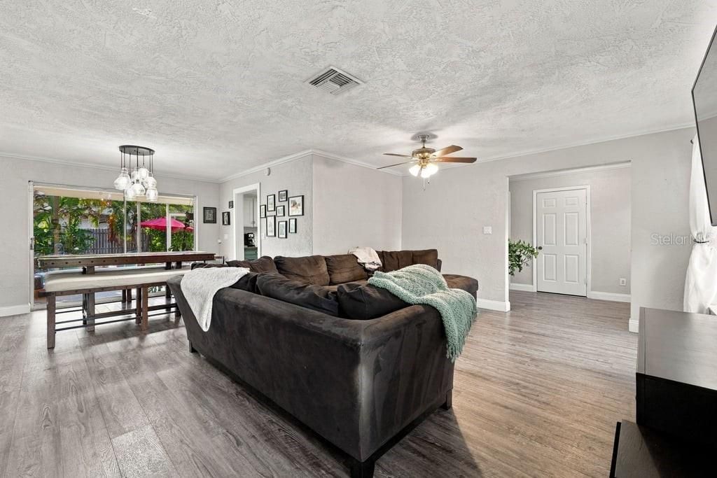Activo con contrato: $599,000 (3 camas, 2 baños, 1825 Pies cuadrados)