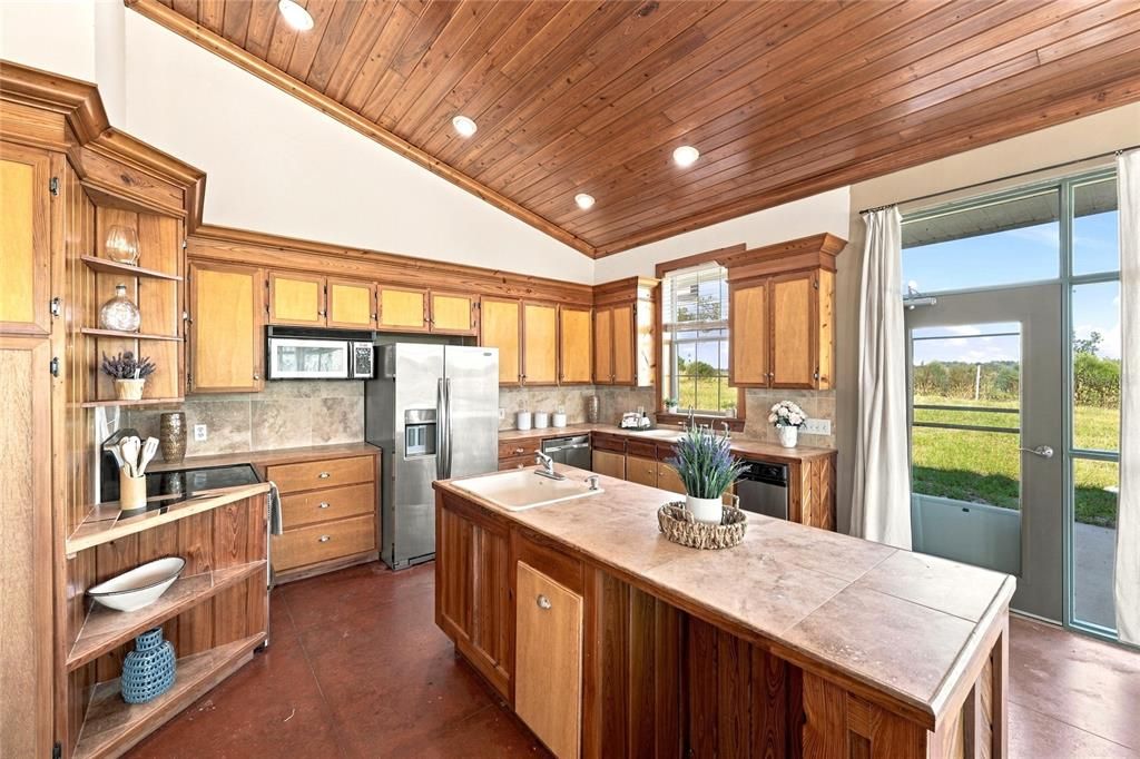 En Venta: $850,000 (5 camas, 2 baños, 4800 Pies cuadrados)