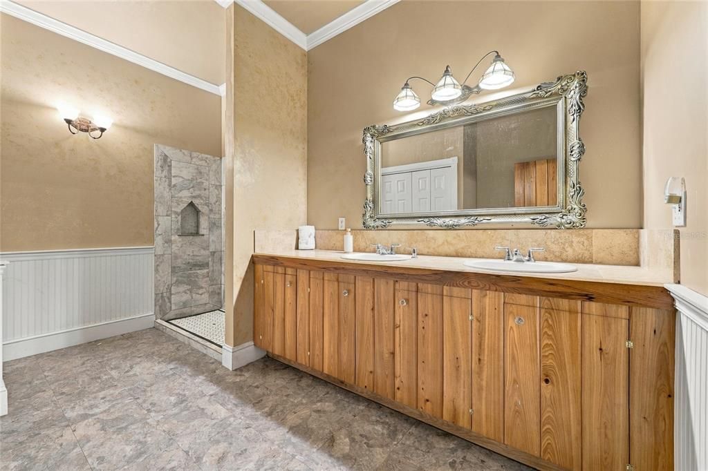 En Venta: $850,000 (5 camas, 2 baños, 4800 Pies cuadrados)