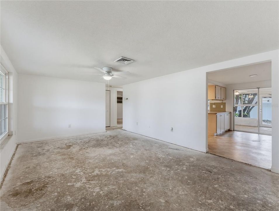 Active With Contract: $224,950 (3 beds, 2 baths, 1315 Square Feet)