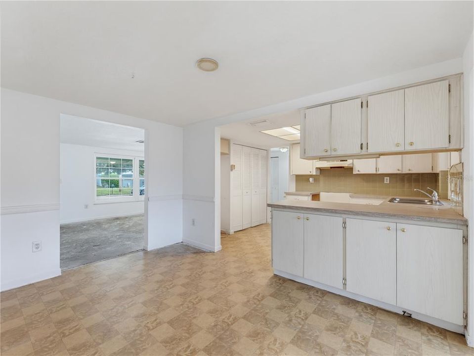 Active With Contract: $224,950 (3 beds, 2 baths, 1315 Square Feet)
