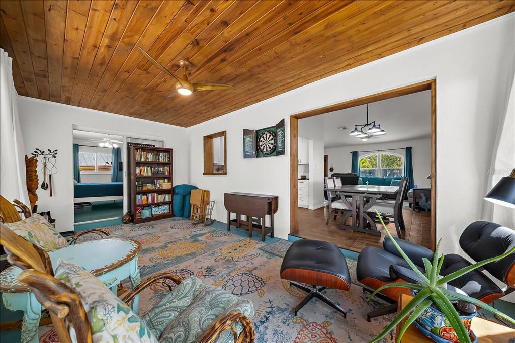 For Sale: $340,000 (2 beds, 2 baths, 1117 Square Feet)