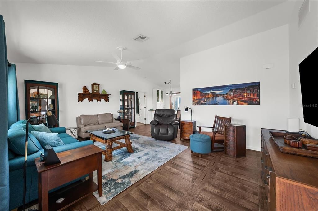 For Sale: $340,000 (2 beds, 2 baths, 1117 Square Feet)