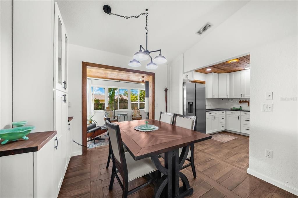 For Sale: $340,000 (2 beds, 2 baths, 1117 Square Feet)