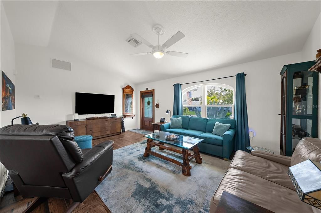 For Sale: $340,000 (2 beds, 2 baths, 1117 Square Feet)
