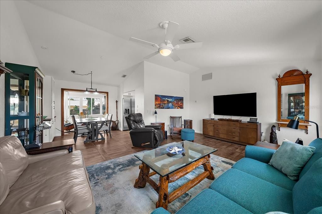 For Sale: $340,000 (2 beds, 2 baths, 1117 Square Feet)