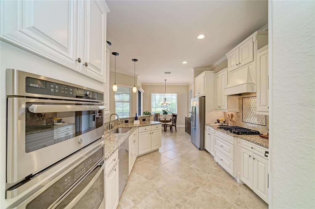 合同活跃: $850,000 (4 贝兹, 2 浴室, 2518 平方英尺)