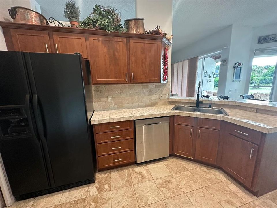 En Venta: $730,000 (4 camas, 3 baños, 2108 Pies cuadrados)