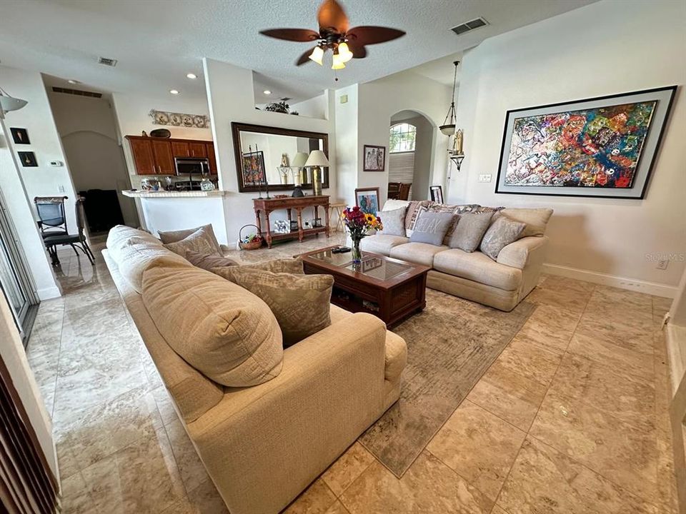 En Venta: $730,000 (4 camas, 3 baños, 2108 Pies cuadrados)