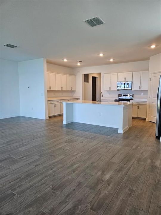 For Rent: $2,300 (3 beds, 3 baths, 2198 Square Feet)