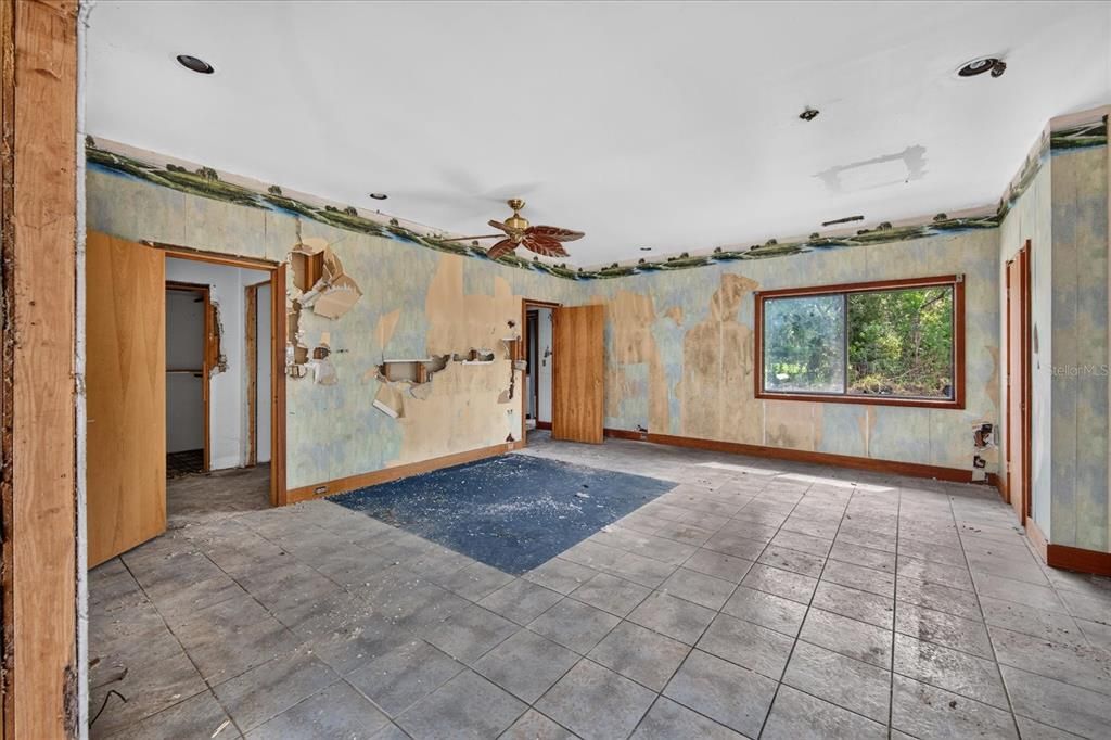 For Sale: $849,000 (5 beds, 4 baths, 5920 Square Feet)