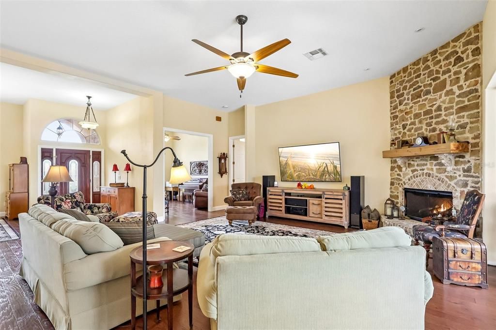 For Sale: $950,000 (5 beds, 4 baths, 4070 Square Feet)