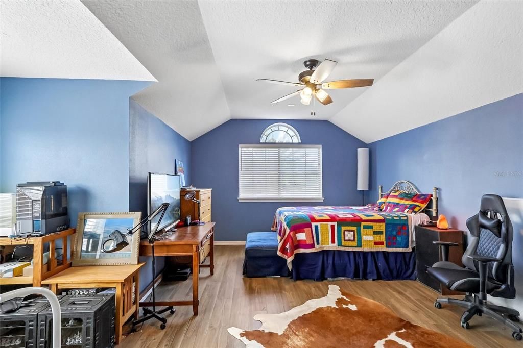 For Sale: $950,000 (5 beds, 4 baths, 4070 Square Feet)
