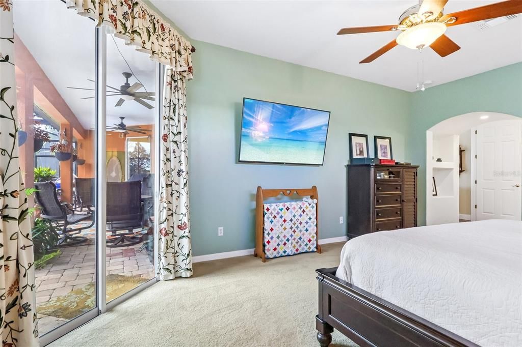 For Sale: $950,000 (5 beds, 4 baths, 4070 Square Feet)