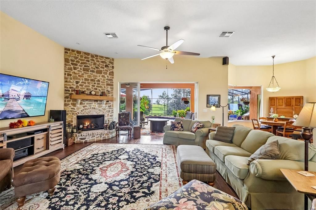 For Sale: $950,000 (5 beds, 4 baths, 4070 Square Feet)